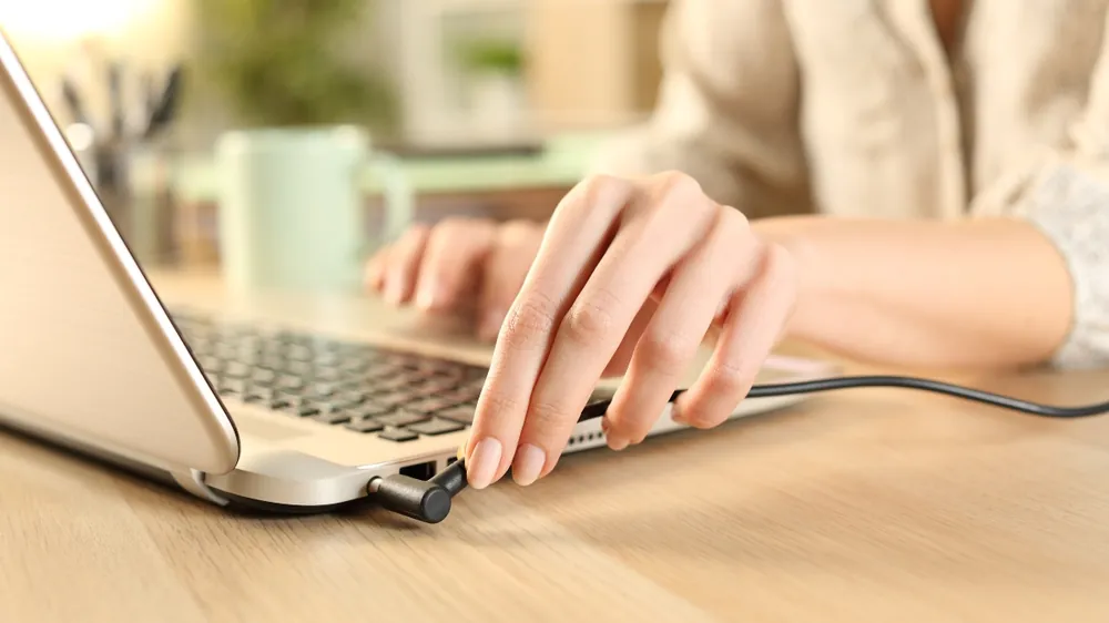 có nên cắm sạc laptop liên tục không — Khi nào thì bắt buộc phải dùng pin thay vì cắm sạc trực tiếp